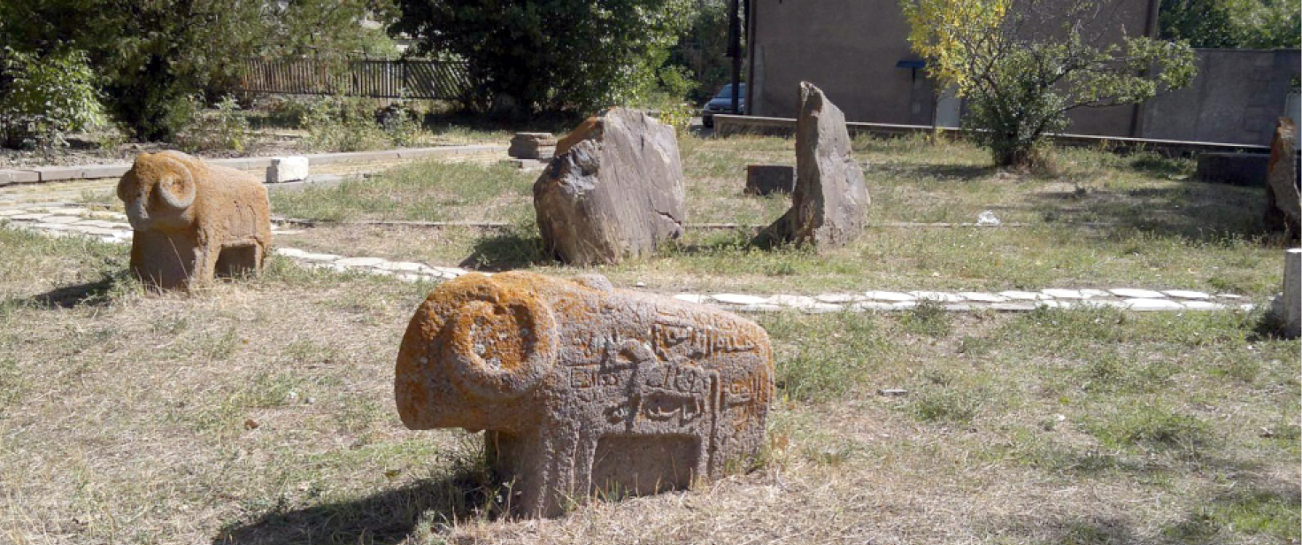 Ağudi kəndində qoç fiqurlu məzar daşı.jpg